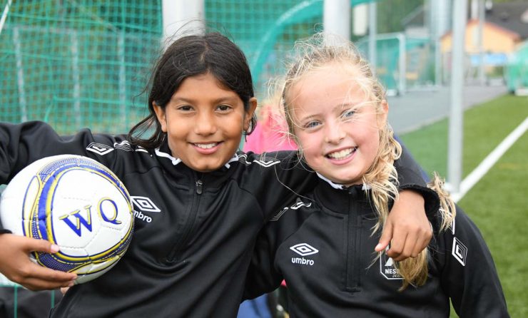 Jentefotballskolen i full gang