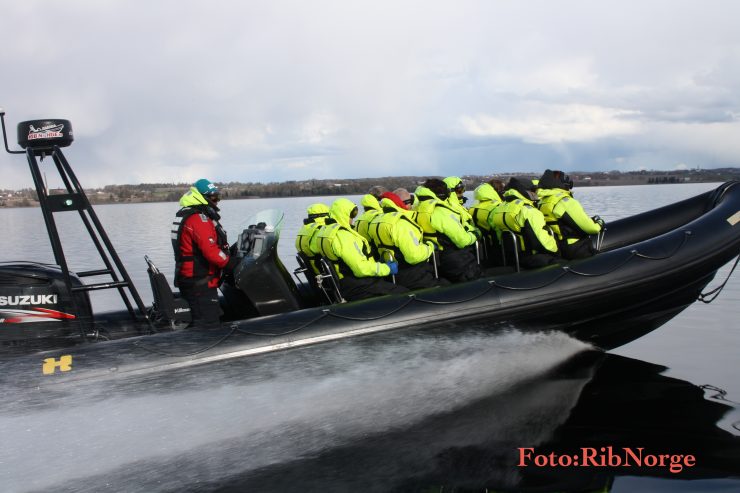 Full fart og skummende sjø