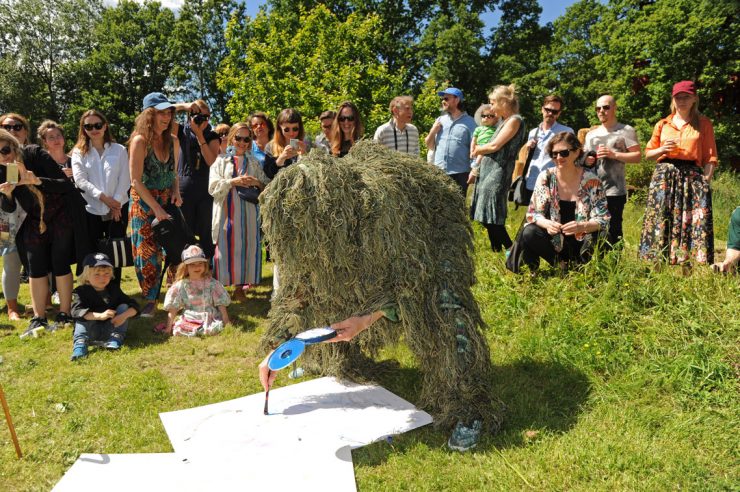 Folkefest i skulpturparken